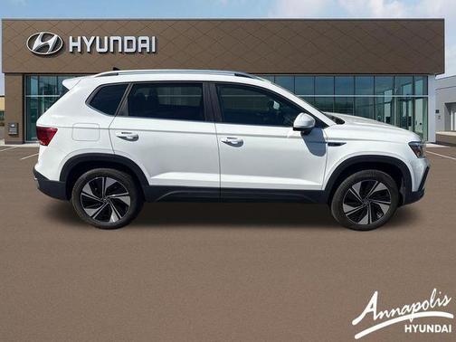 Pure White 2024 Volkswagen Taos 1.5T SE