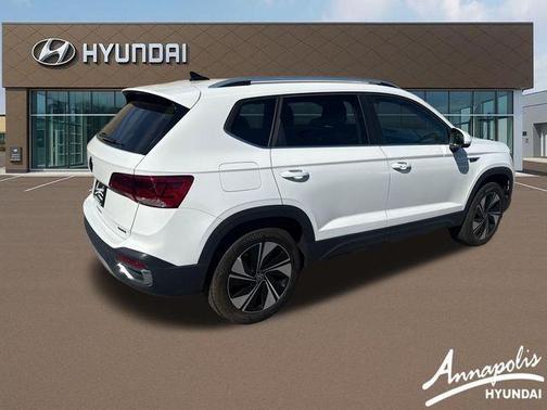 Pure White 2024 Volkswagen Taos 1.5T SE