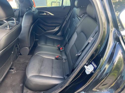 2017 INFINITI QX30 Luxury
