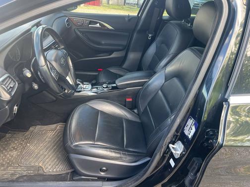 2017 INFINITI QX30 Luxury