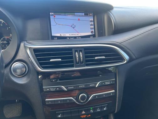 2017 INFINITI QX30 Luxury