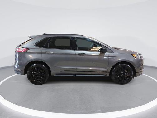Carbonized Gray Metallic 2022 Ford Edge SE