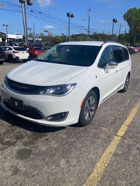 Bright White Clearcoat 2017 Chrysler Pacifica Hybrid Platinum