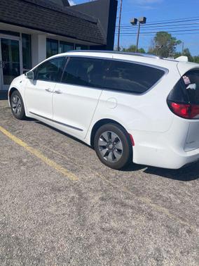 Bright White Clearcoat 2017 Chrysler Pacifica Hybrid Platinum