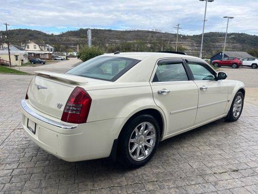 2005 Chrysler 300C Base
