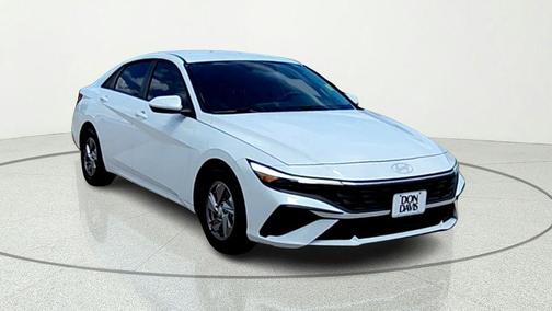 White 2025 Hyundai ELANTRA SE