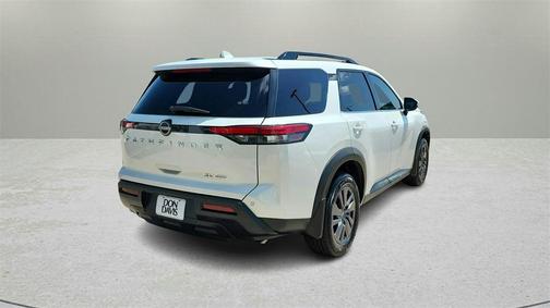 2022 Nissan Pathfinder SV