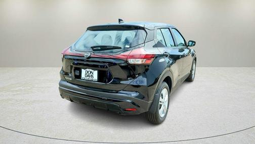 Super Black 2025 Nissan Kicks Play S