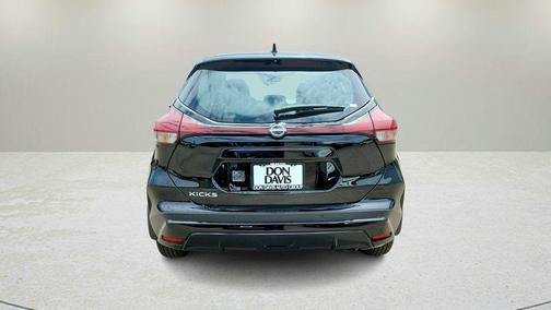 Super Black 2025 Nissan Kicks Play S