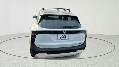 2t Wht Blk Roof 2026 Nissan Kicks SR