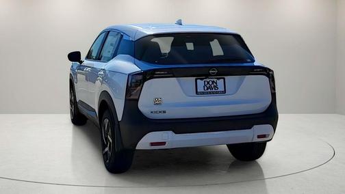 Aspen White Tri 2026 Nissan Kicks SV