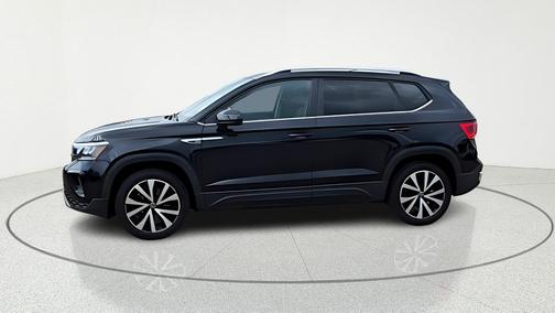Deep Black Pearl Effect 2024 Volkswagen Taos 1.5T SE