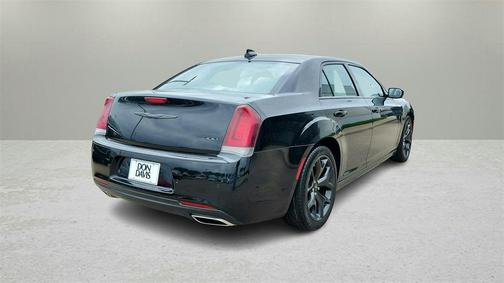 2022 Chrysler 300 Touring L