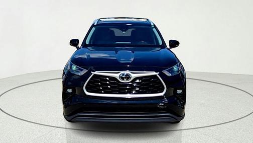 Midnight Black Metallic 2022 Toyota Highlander XLE