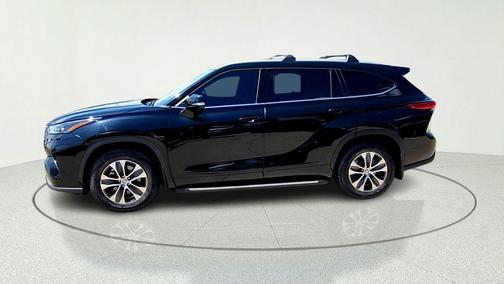 Midnight Black Metallic 2022 Toyota Highlander XLE