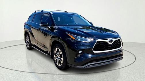 Midnight Black Metallic 2022 Toyota Highlander XLE