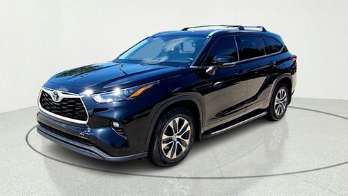 Midnight Black Metallic 2022 Toyota Highlander XLE
