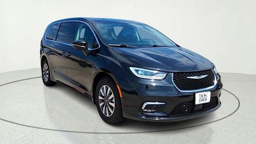 Brilliant Black Crystal Pearlcoat 2023 Chrysler Pacifica Hybrid Touring L