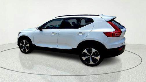 White 2023 Volvo XC40 B4 Ultimate Dark Theme