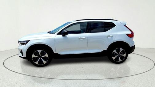 White 2023 Volvo XC40 B4 Ultimate Dark Theme