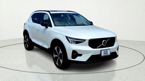 White 2023 Volvo XC40 B4 Ultimate Dark Theme