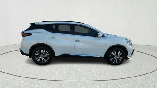 White 2022 Nissan Murano SV