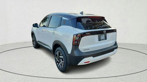 2t Wht Blk Roof 2026 Nissan Kicks SV