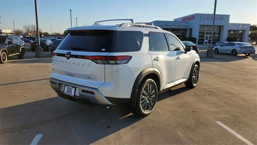 2025 Nissan Pathfinder SL