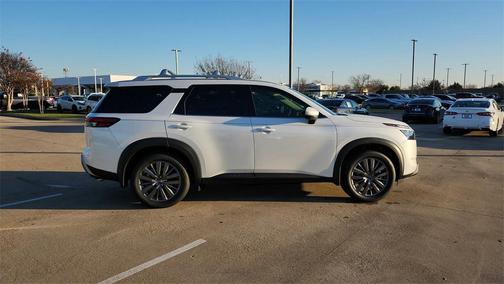 2025 Nissan Pathfinder SL