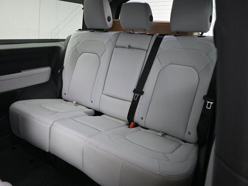 2025 Land Rover Defender P400 X-Dynamic SE