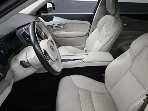 2018 Volvo XC90 T6 Momentum