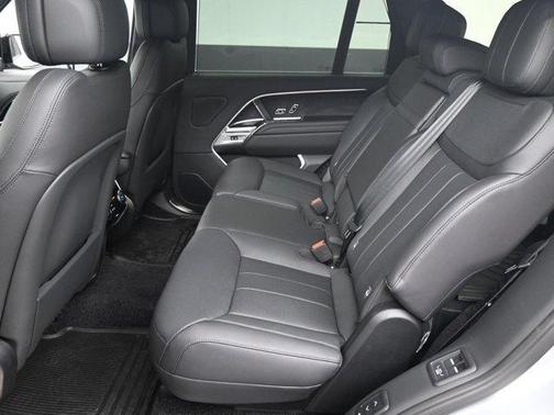 2025 Land Rover Range Rover P530 SE 7 Seat