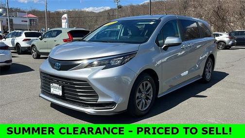 2024 Toyota Sienna LE