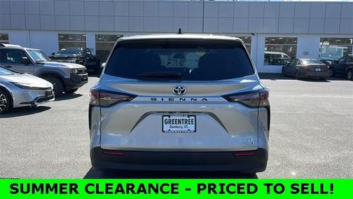 2024 Toyota Sienna LE