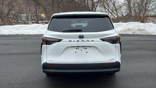 2024 Toyota Sienna LE