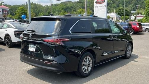 2022 Toyota Sienna LE