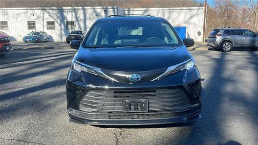 2023 Toyota Sienna LE