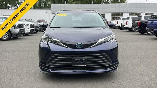 2022 Toyota Sienna LE
