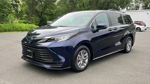 2022 Toyota Sienna LE