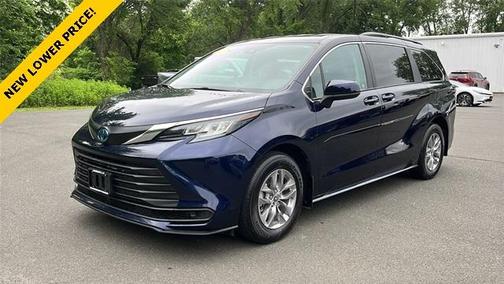 2022 Toyota Sienna LE