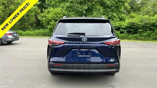2022 Toyota Sienna LE