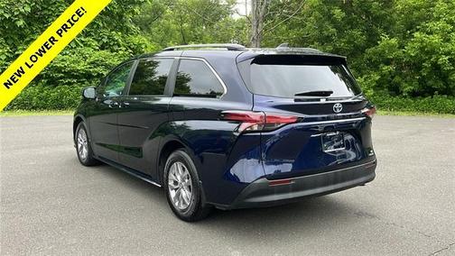 2022 Toyota Sienna LE