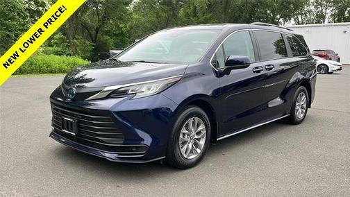 2022 Toyota Sienna LE