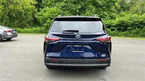 2022 Toyota Sienna LE