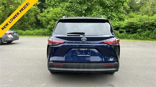 2022 Toyota Sienna LE