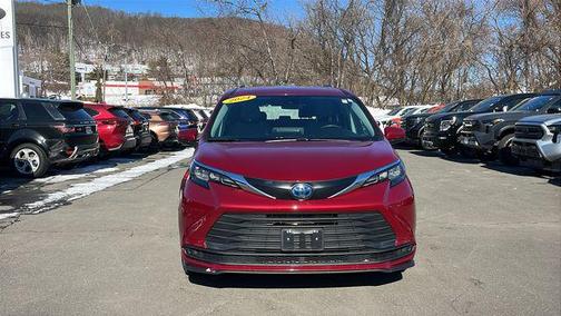 2024 Toyota Sienna LE