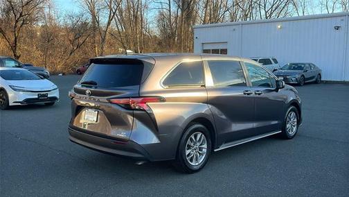 2022 Toyota Sienna LE
