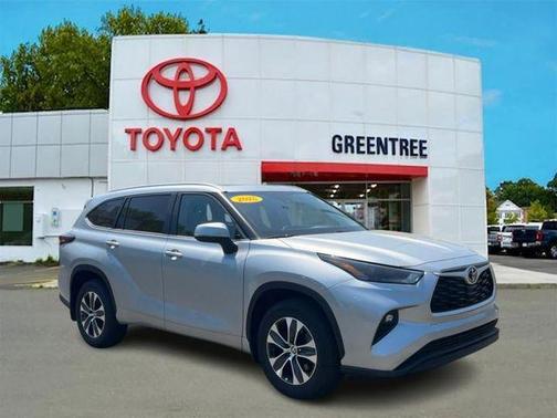 Celestial Silver Metallic 2025 Toyota Highlander XLE