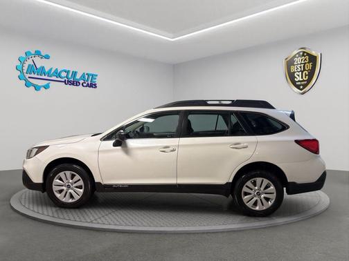 Crystal White Pearl 2019 Subaru Outback 2.5i