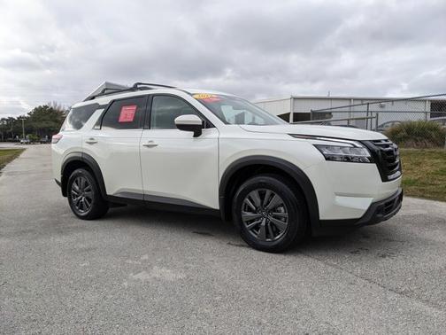 2022 Nissan Pathfinder SV